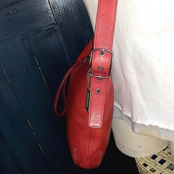 VTG COACH Red Legacy slim line bucket bag 9326 - Picture 4 of 8